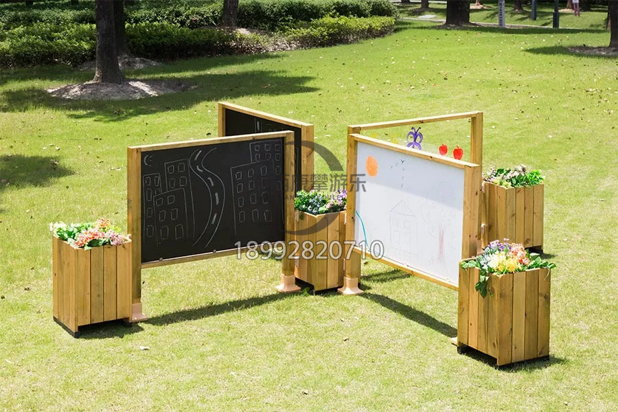 幼兒園戶(hù)外美工區(qū)