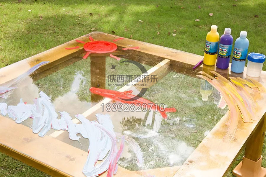 幼兒園戶(hù)外美工區(qū)