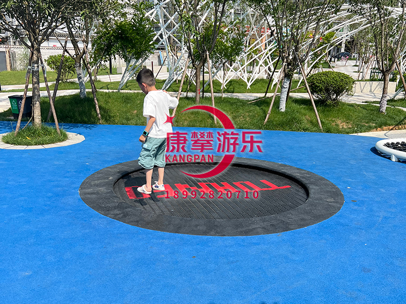 口袋公園安裝的無動力游樂設備地面蹦床